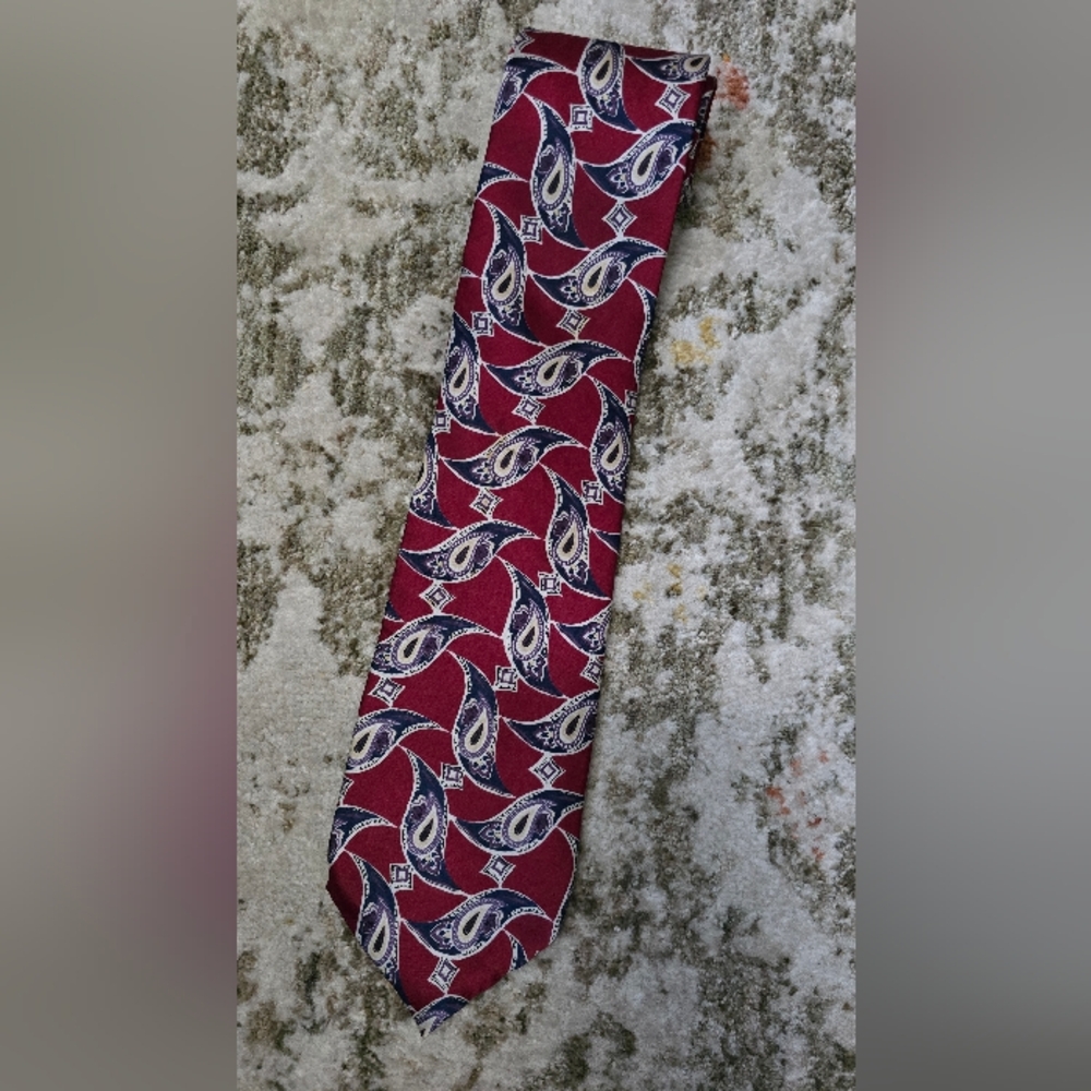 Oscar Dela Renta Elegant Red Paisley Men's Tie